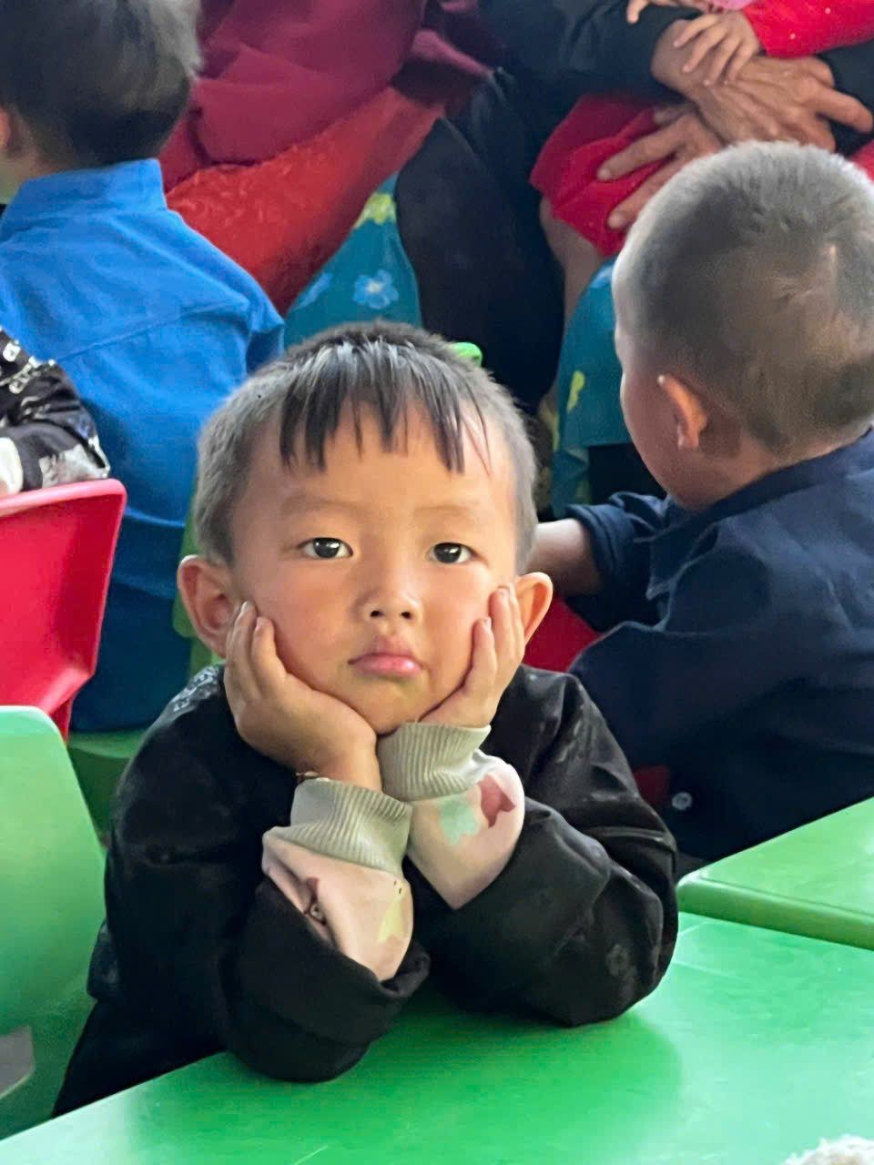 Giờ ăn trưa ở lớp mầm non