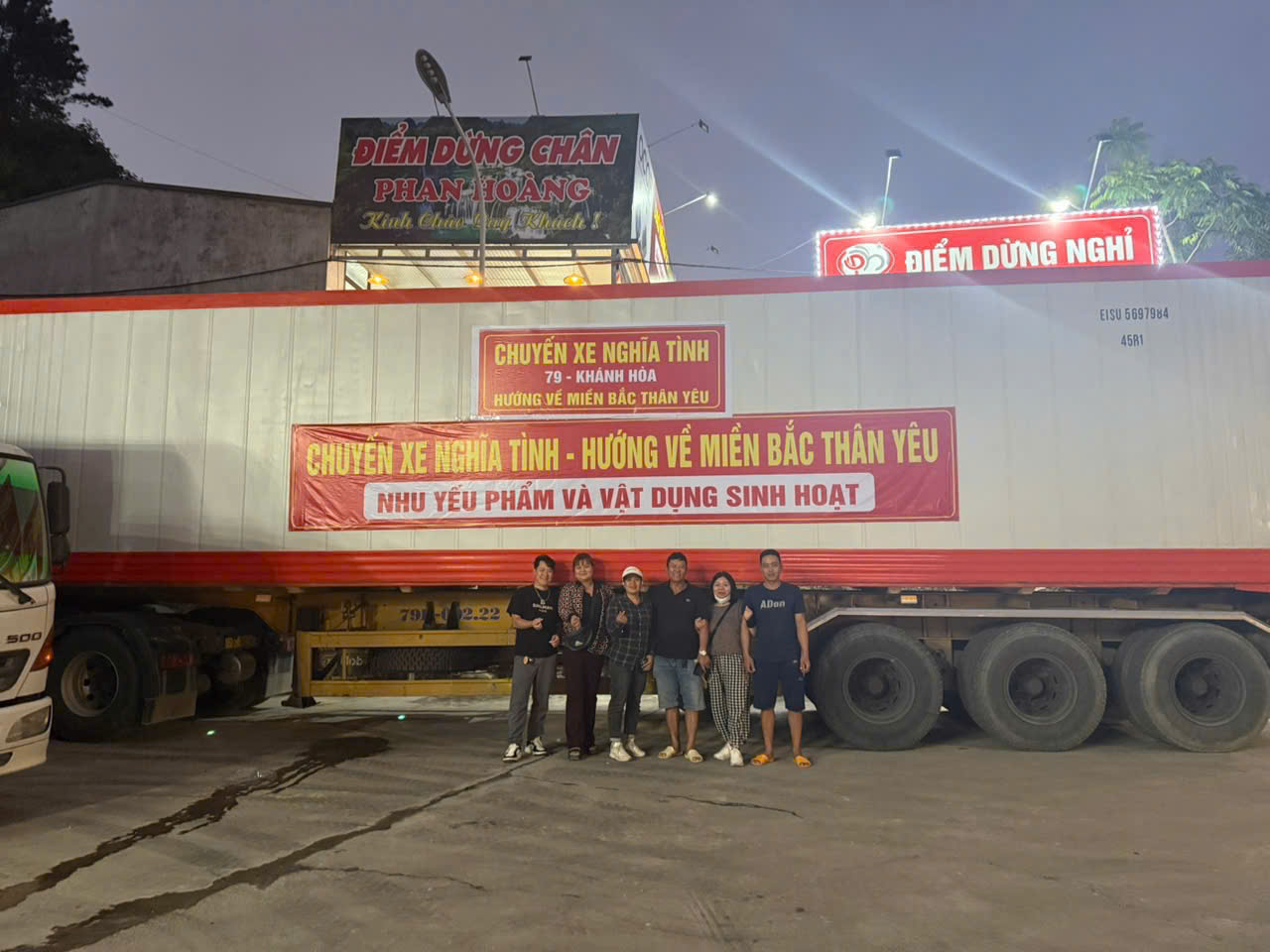 Xe container chở nhu yếu phẩm với băng rôn Chuyến xe nghĩa tình