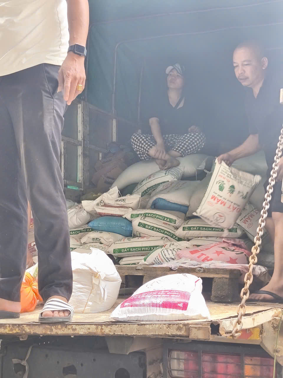 Xếp những bao gạo lên xe hàng