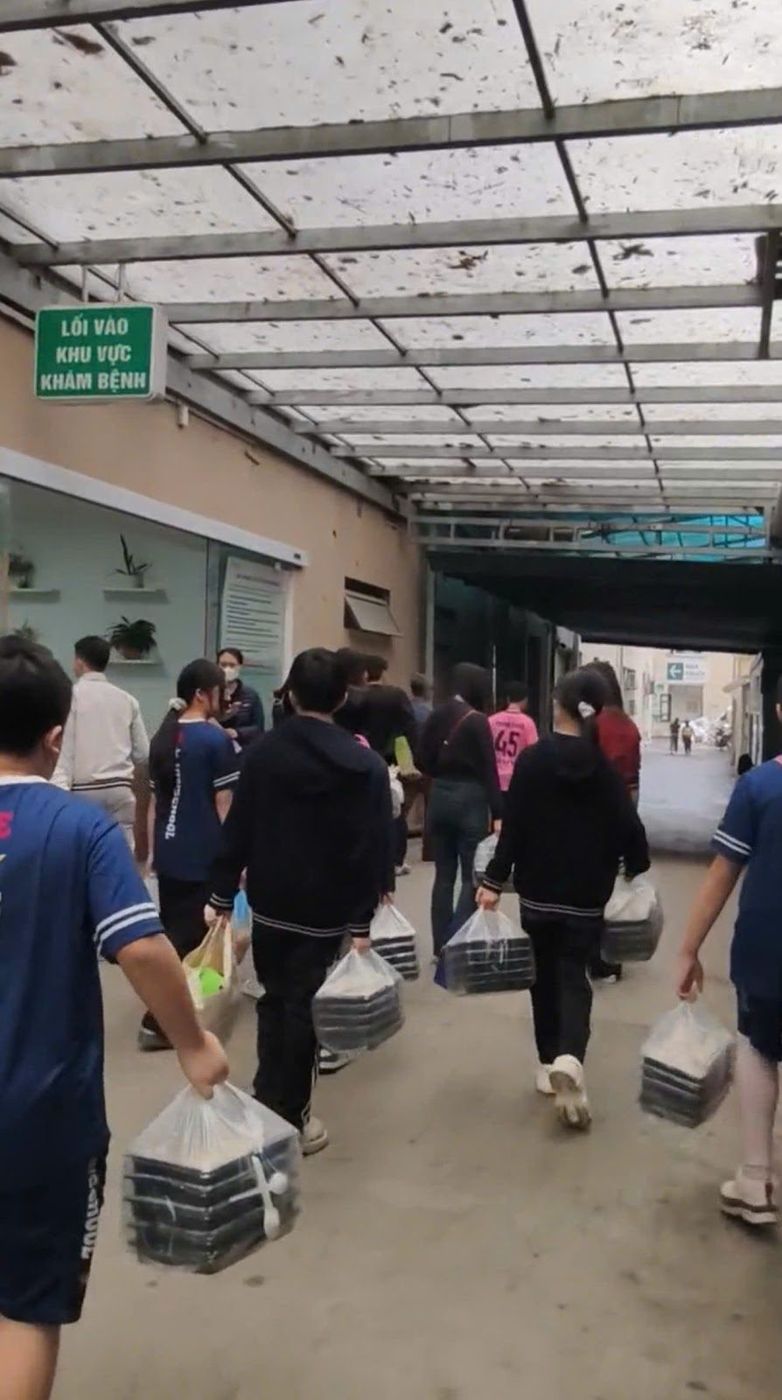 Mang cơm vào các khoa điều trị