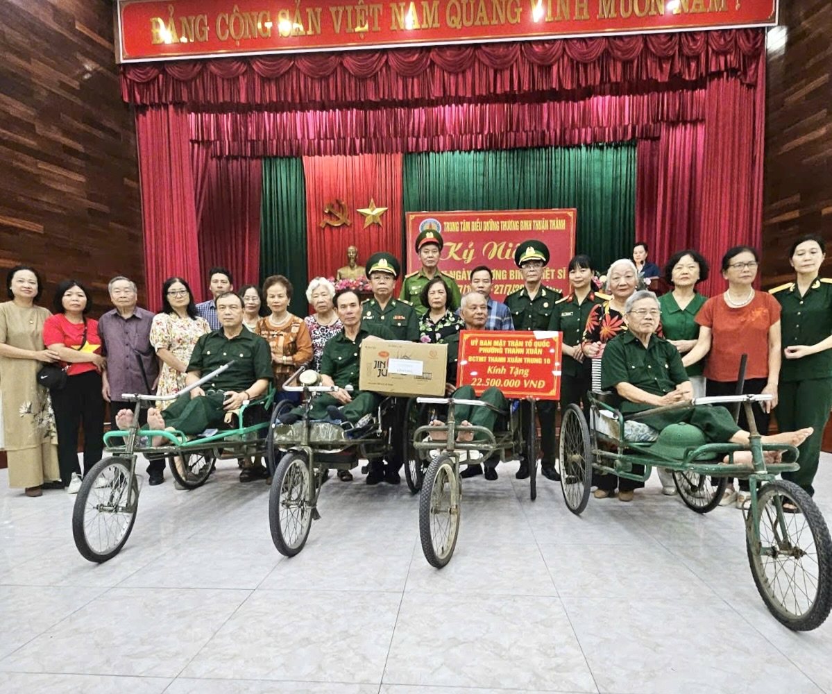 Đoàn Kenzi cùng các bác thương binh và những chiếc xe lăn tay trong hội trường