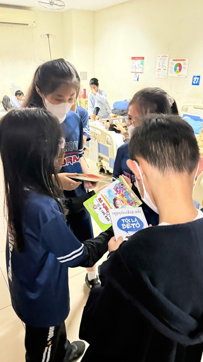 Các bạn nhỏ tình nguyện trao suất cơm tới từng giường bệnh