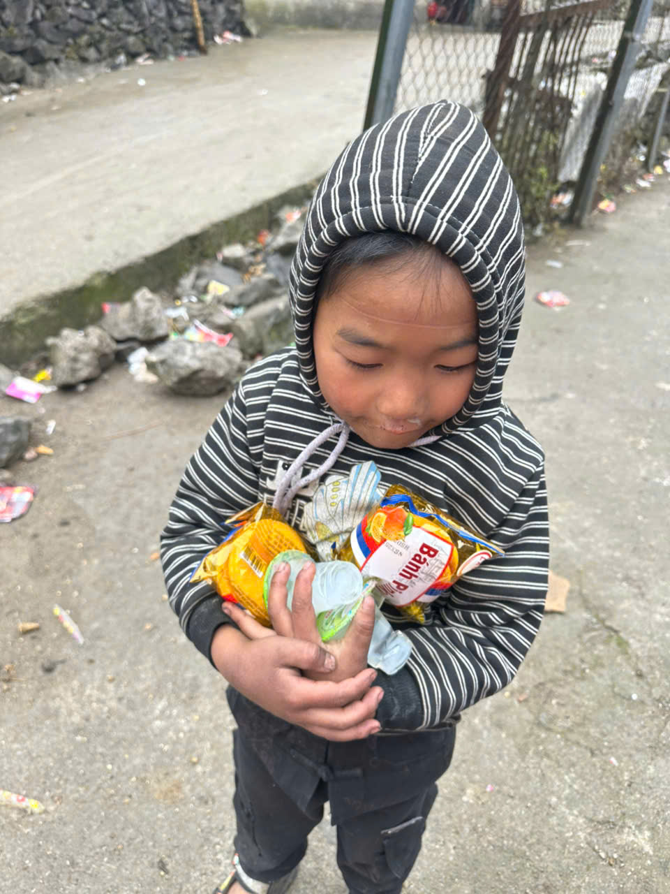Em nhỏ ôm trọn những gói bánh kẹo
