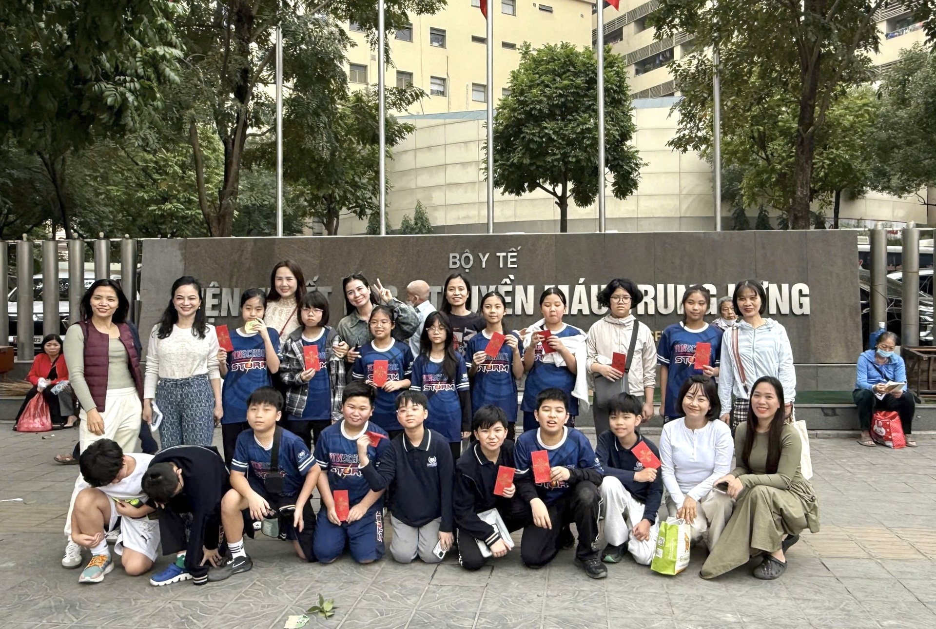 Các bạn tình nguyện chụp ảnh trước cổng Viện Huyết học – Truyền máu Trung ương