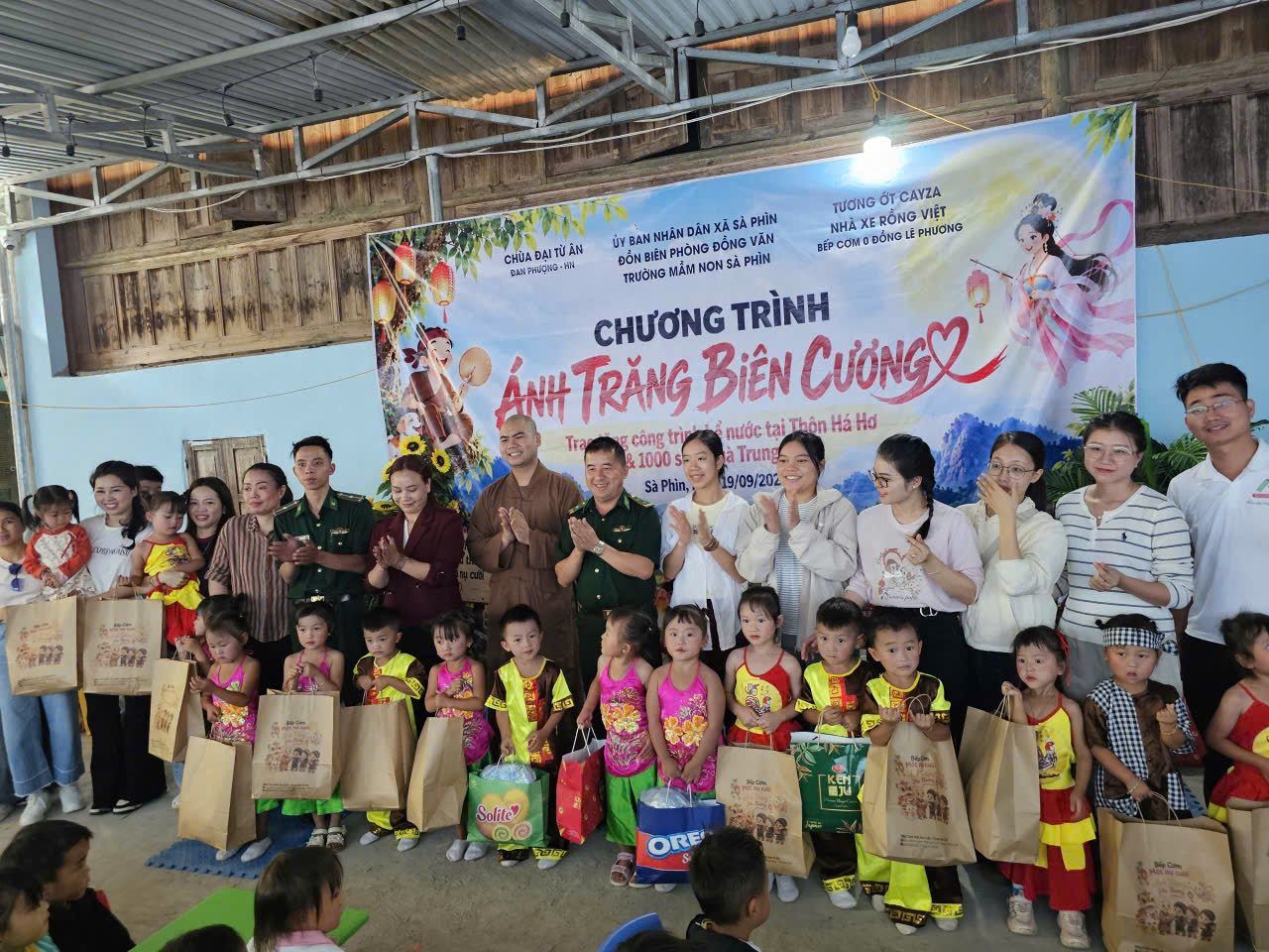 Các em nhỏ nhận quà Trung Thu trong chương trình Ánh Trăng Biên Cương