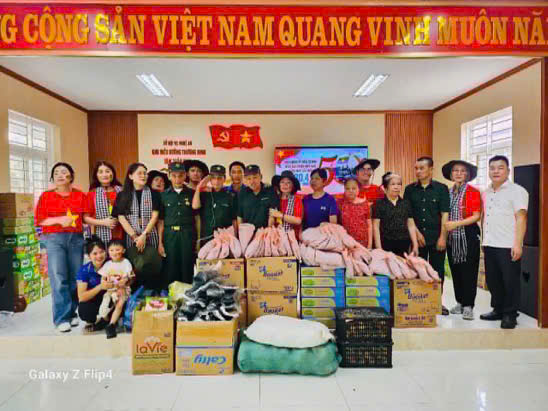 Đoàn Kenzi cùng các bác và những phần quà