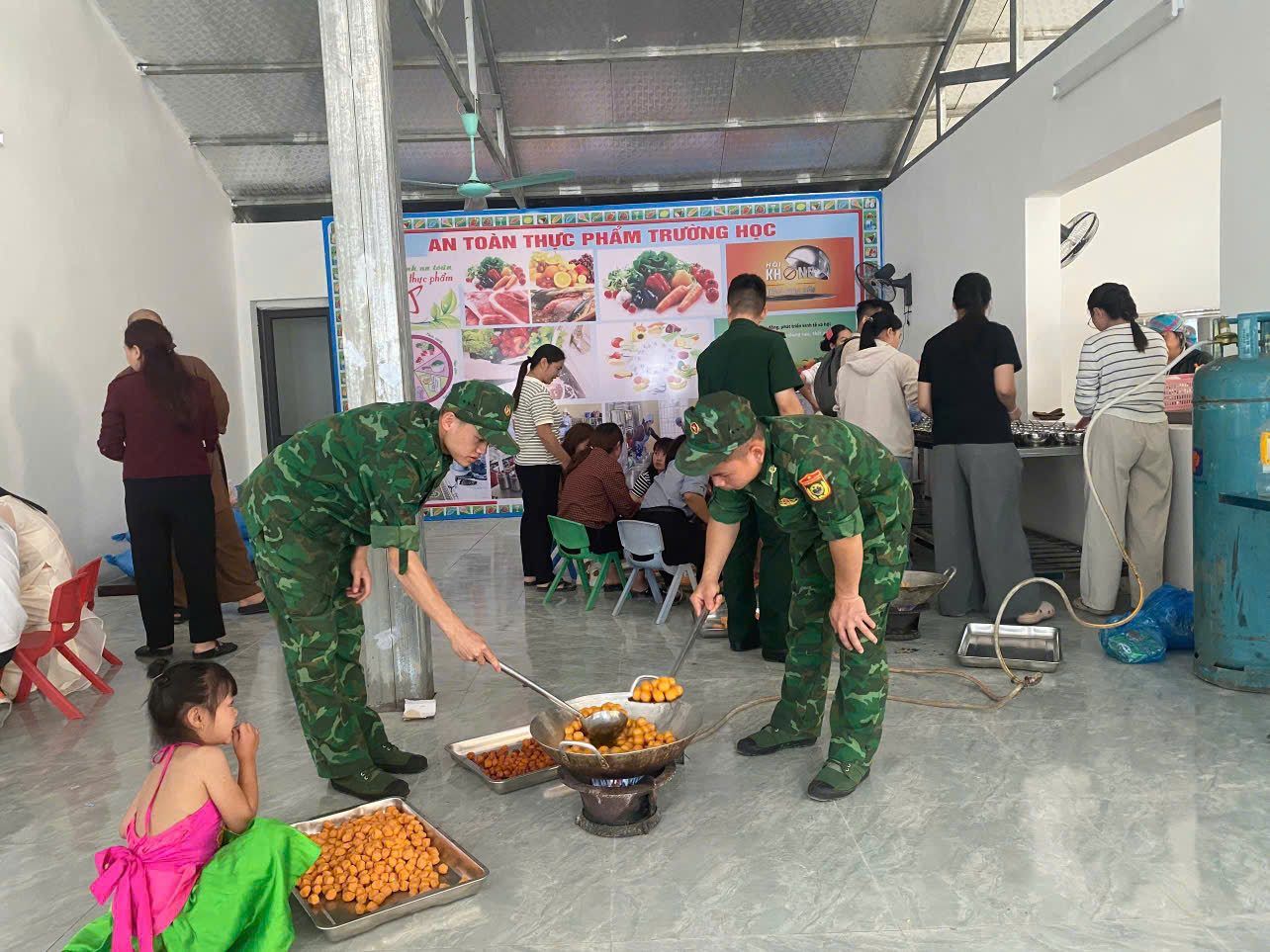 Bộ đội biên phòng cùng nấu bữa ăn cho các em