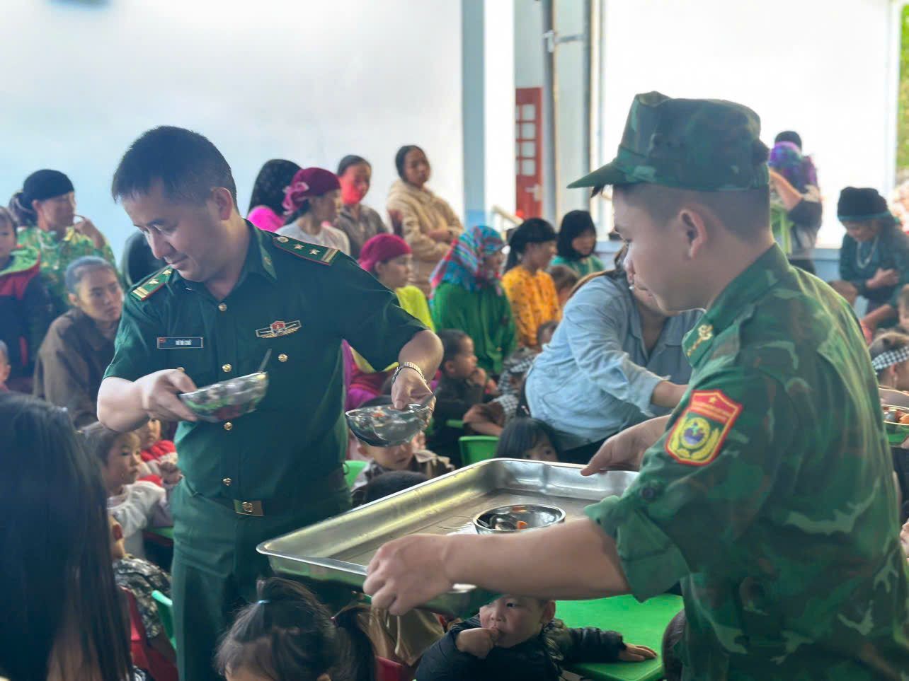 Chiến sĩ biên phòng chia cơm cho các em