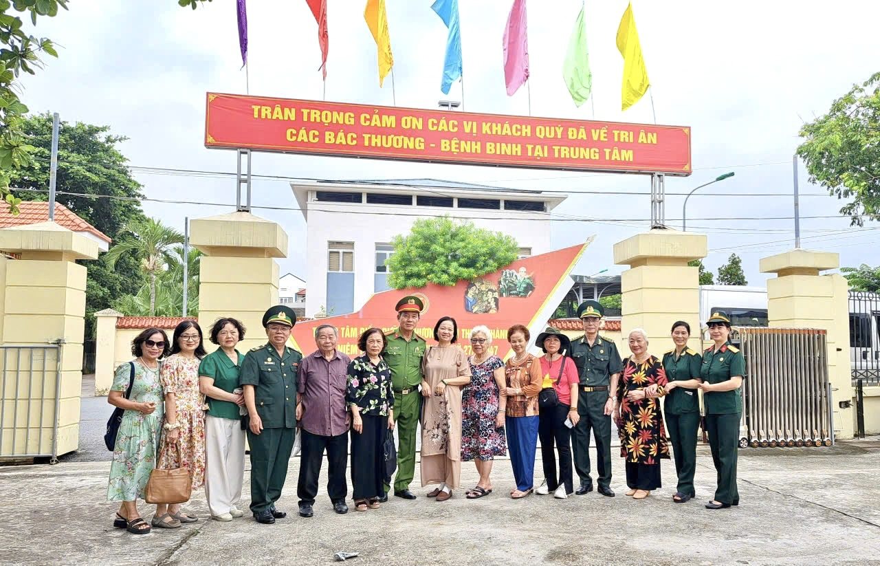 Đoàn khách cùng bộ đội trước cổng trung tâm điều dưỡng thương binh