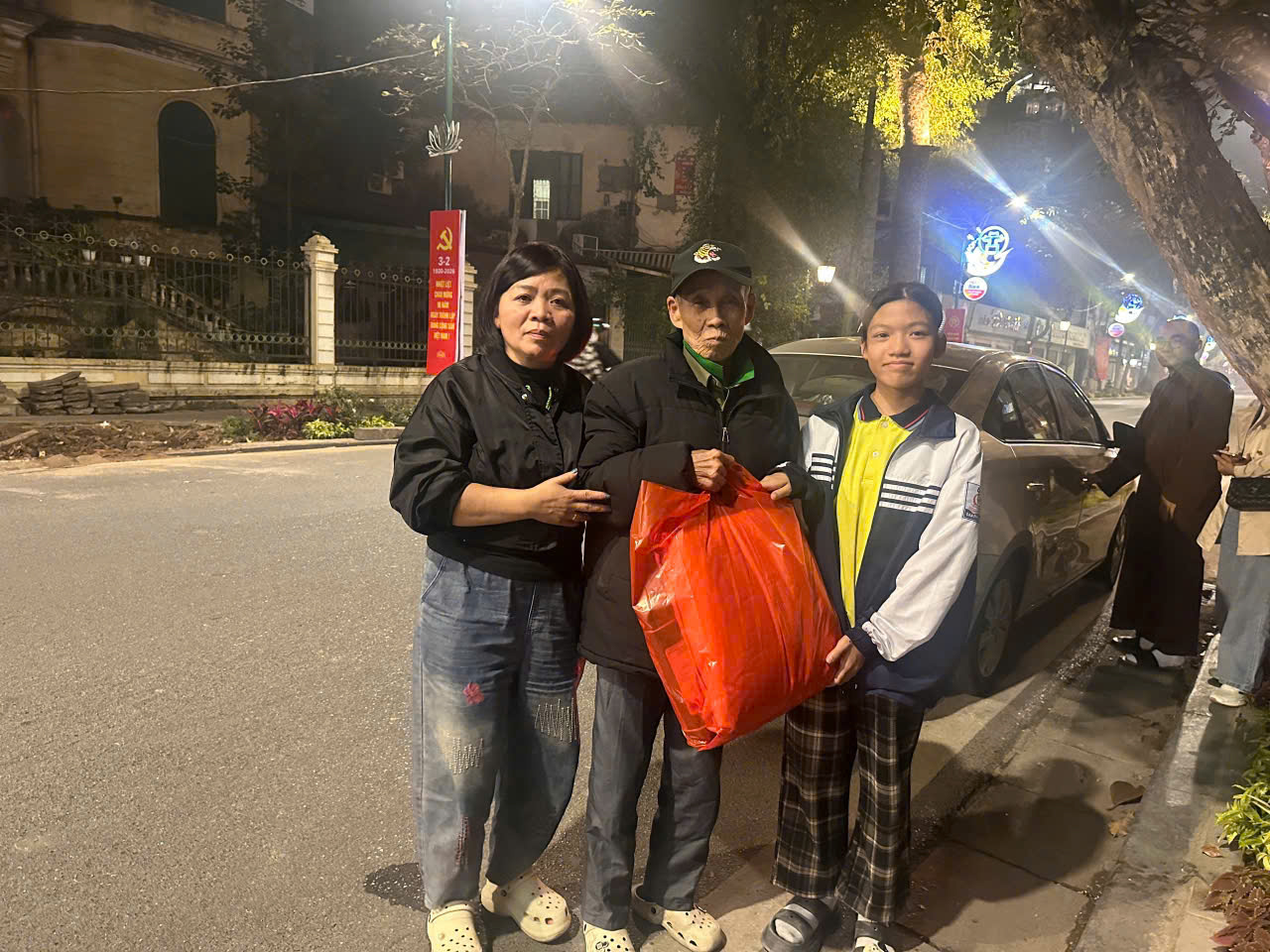 Gửi phần quà ấm giữa phố đêm