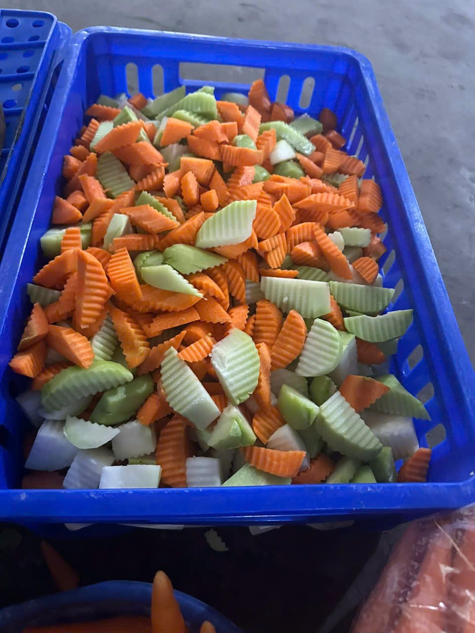 Rau củ được sơ chế cho những suất cơm
