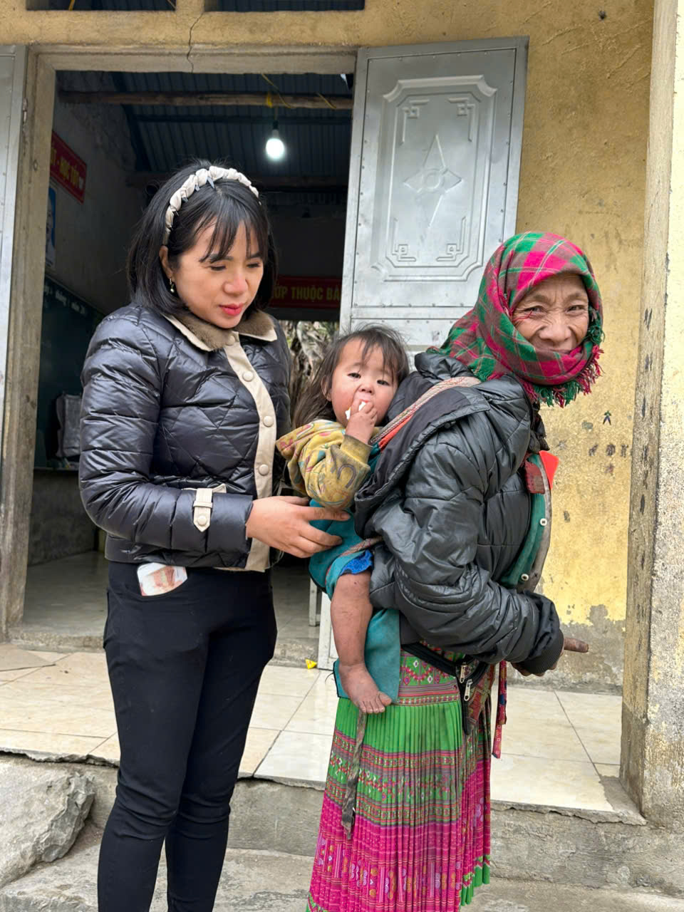 Những người mẹ vùng cao cùng con nhỏ
