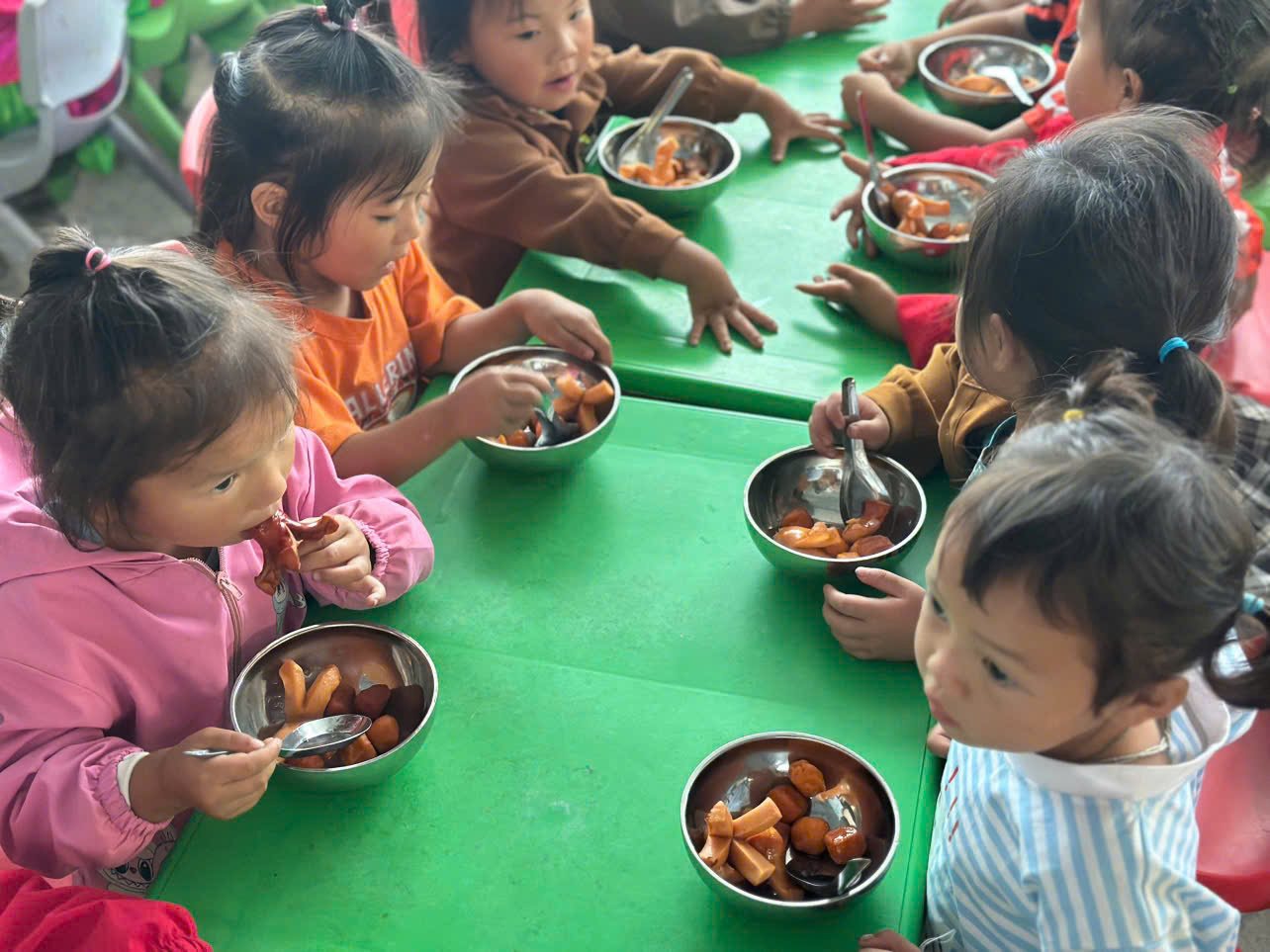 Các em nhỏ vùng cao cùng ăn bữa trưa bên bàn