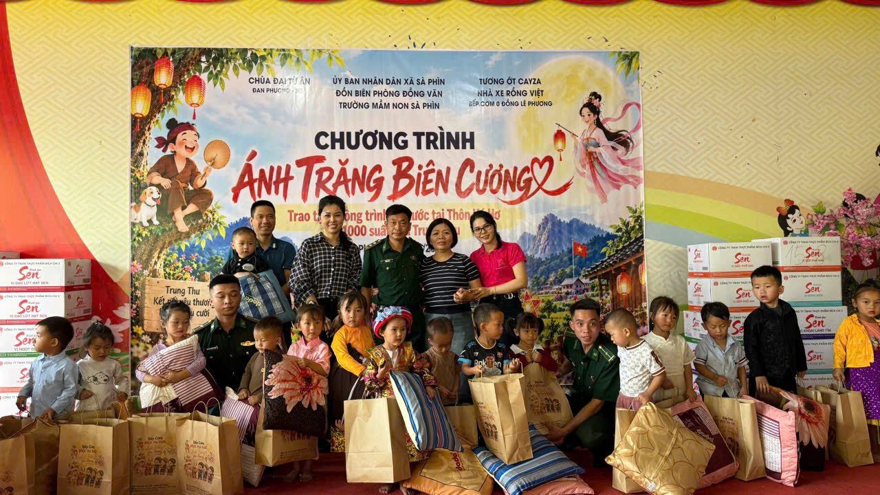 Đoàn thiện nguyện cùng các em và người dân Sà Phìn