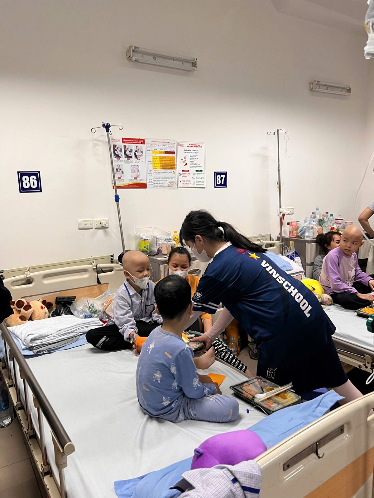 Trao cơm tận giường trong phòng điều trị