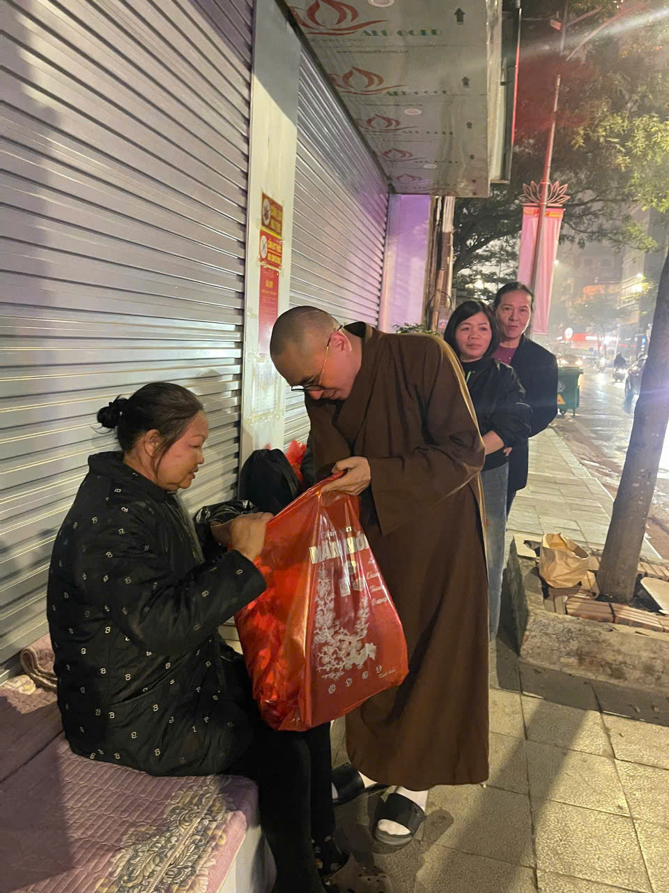 Hỏi thăm, trao quà bên hiên nhà