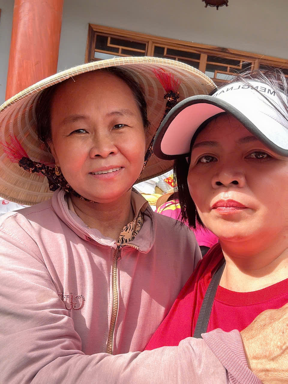 Khoảnh khắc sẻ chia cùng người dân