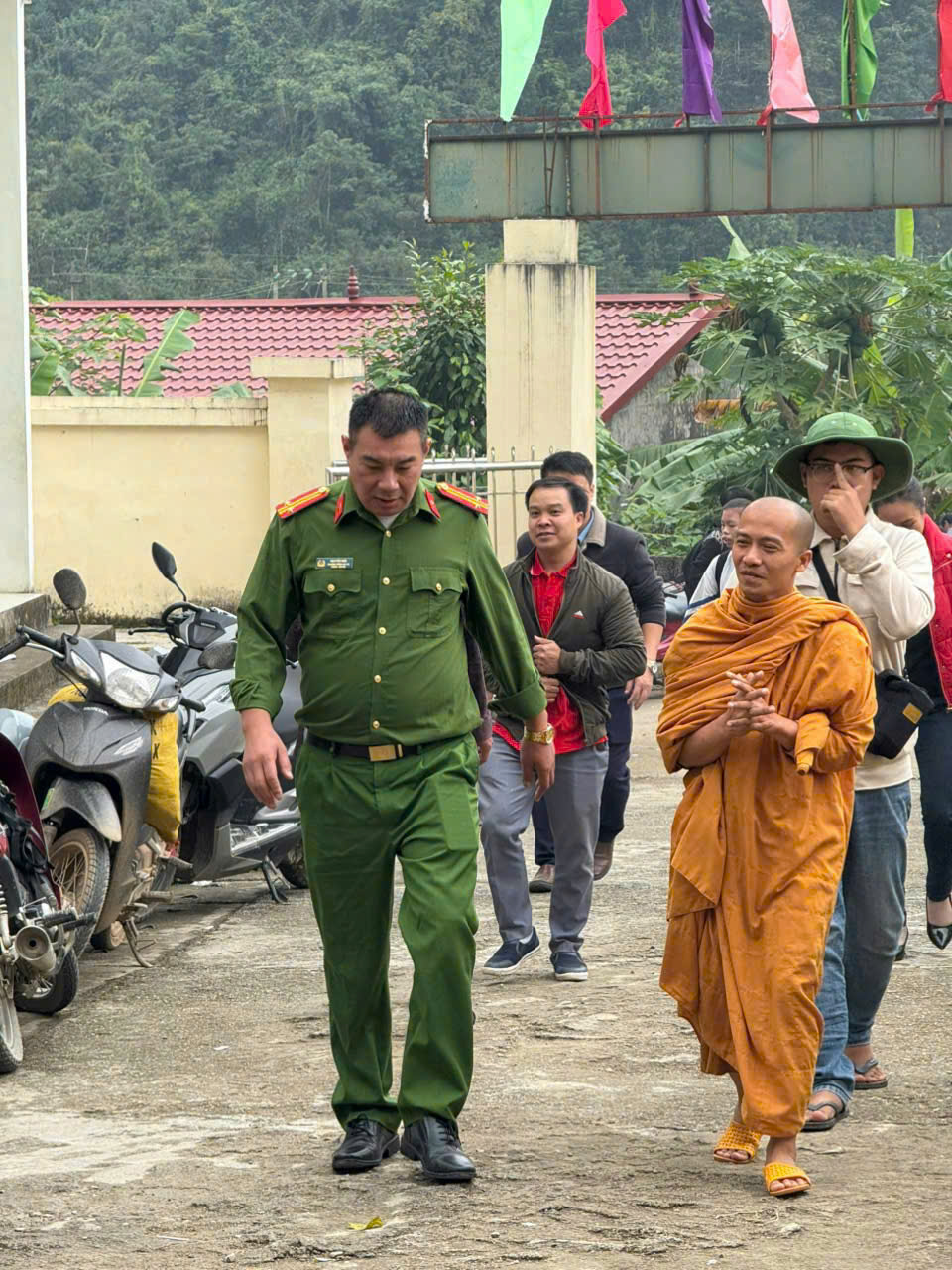 Sư thầy cùng cán bộ địa phương đến với bà con